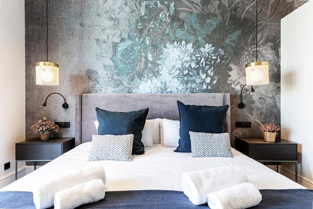 巴塞罗那Weflating City Center的卧室配有带蓝色枕头的大型白色床
