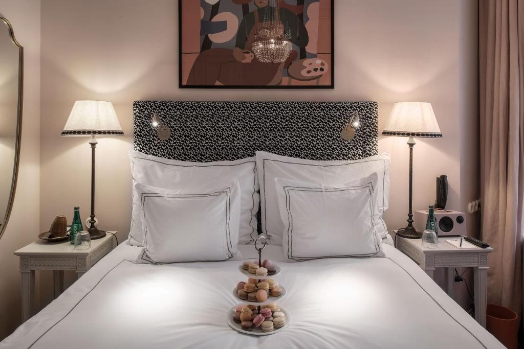 斯德哥尔摩The Sparrow Hotel的卧室配有带两盏灯的白色床