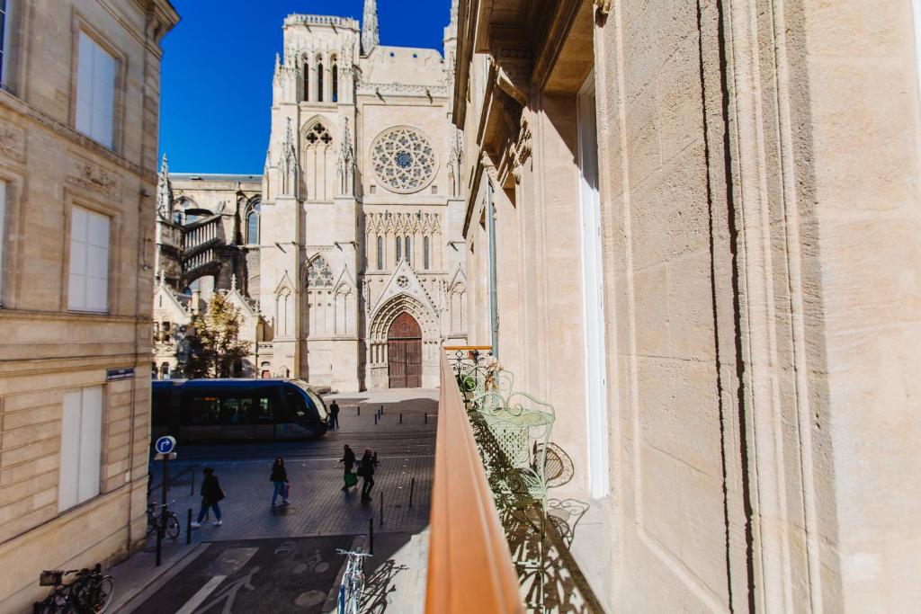 波尔多Bordeaux Saint André - elegant, central and quiet的从大楼的阳台上可以欣赏到大教堂的景致