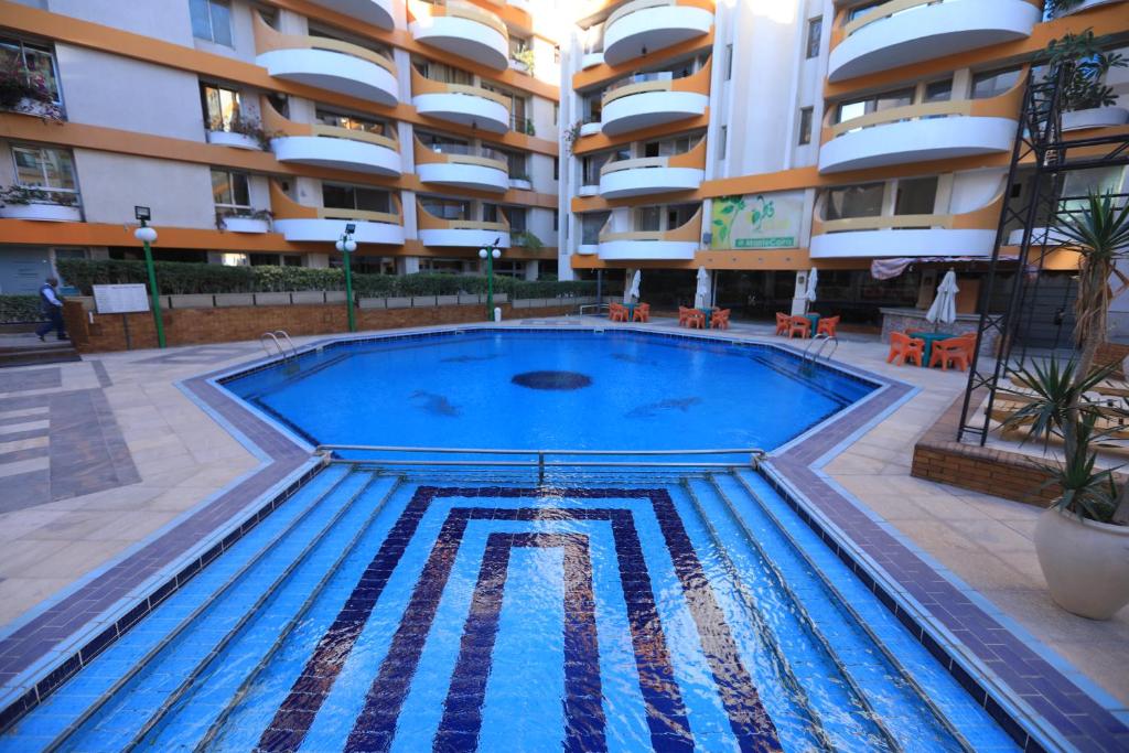开罗蒙特开罗服务式公寓的大楼前的大型游泳池