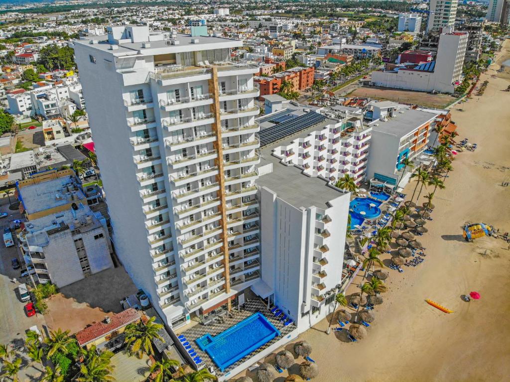 马萨特兰Pacific Palace Beach Tower Hotel的享有海滩上建筑的空中景致