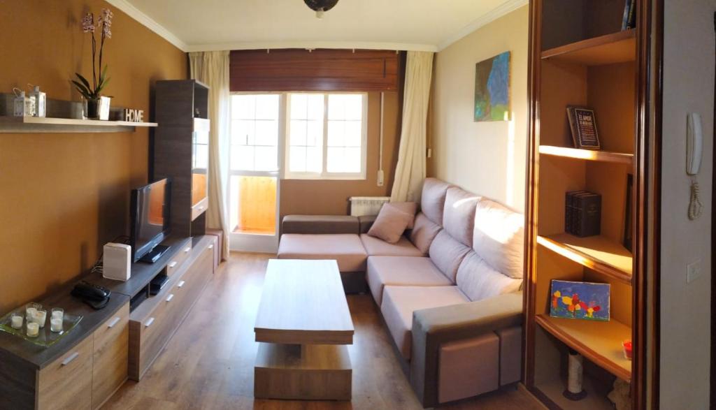 帕德隆Gonsa 1的带沙发和电视的客厅