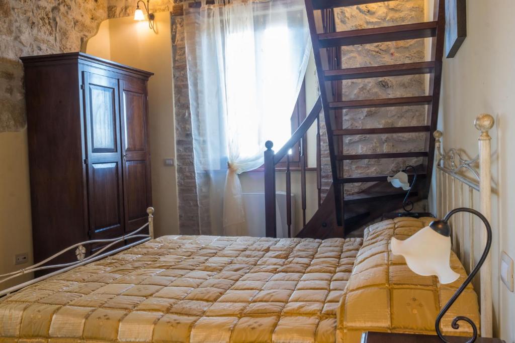 阿斯科利皮切诺Cubanito Bailon的一间卧室设有一张床,楼梯设有窗户