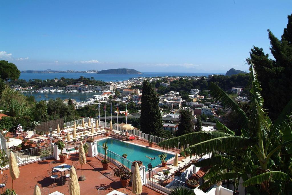 伊斯基亚唐·佩德罗酒店的享有带游泳池的度假村景致