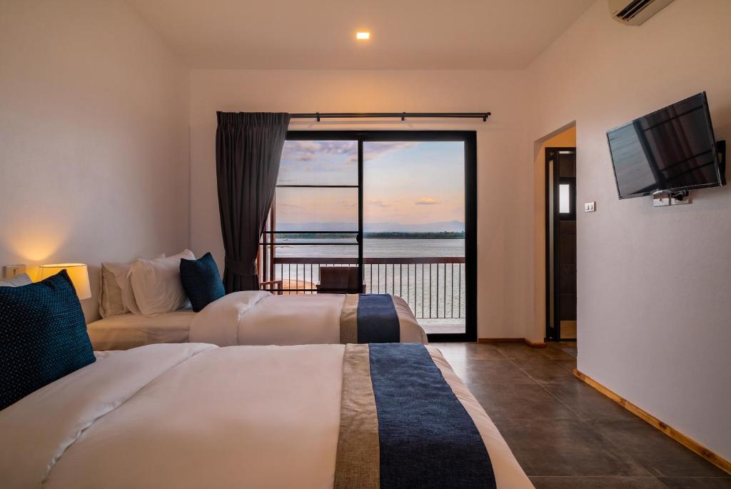 占巴塞The Riviera Champasak的酒店客房设有两张床,享有海景。