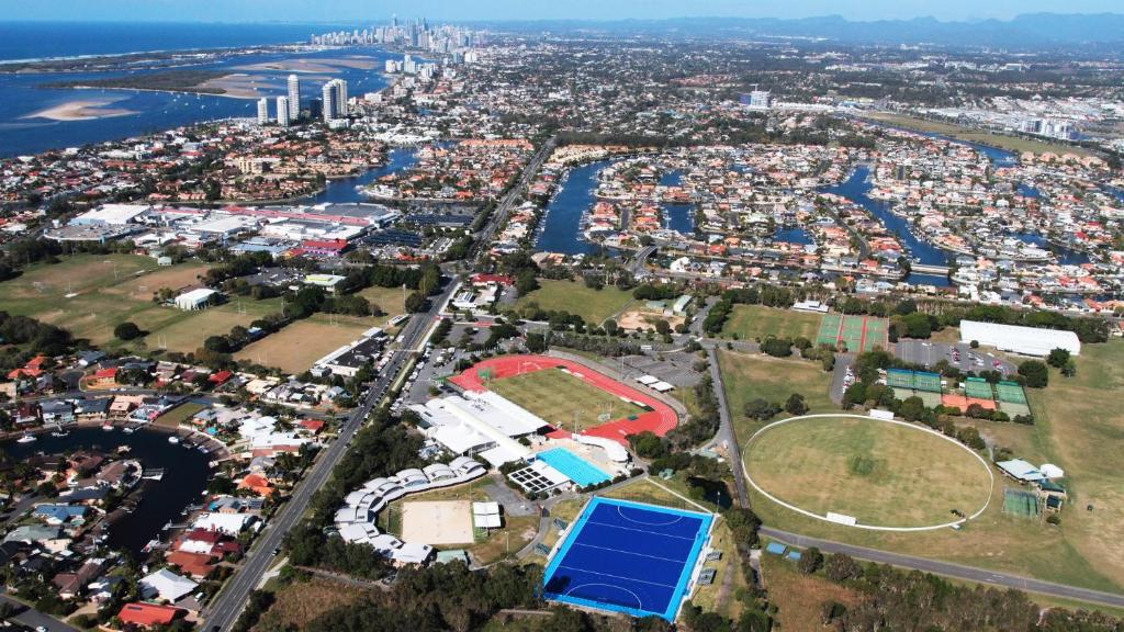 黄金海岸Gold Coast Performance Centre的享有公园空中美景,设有网球场