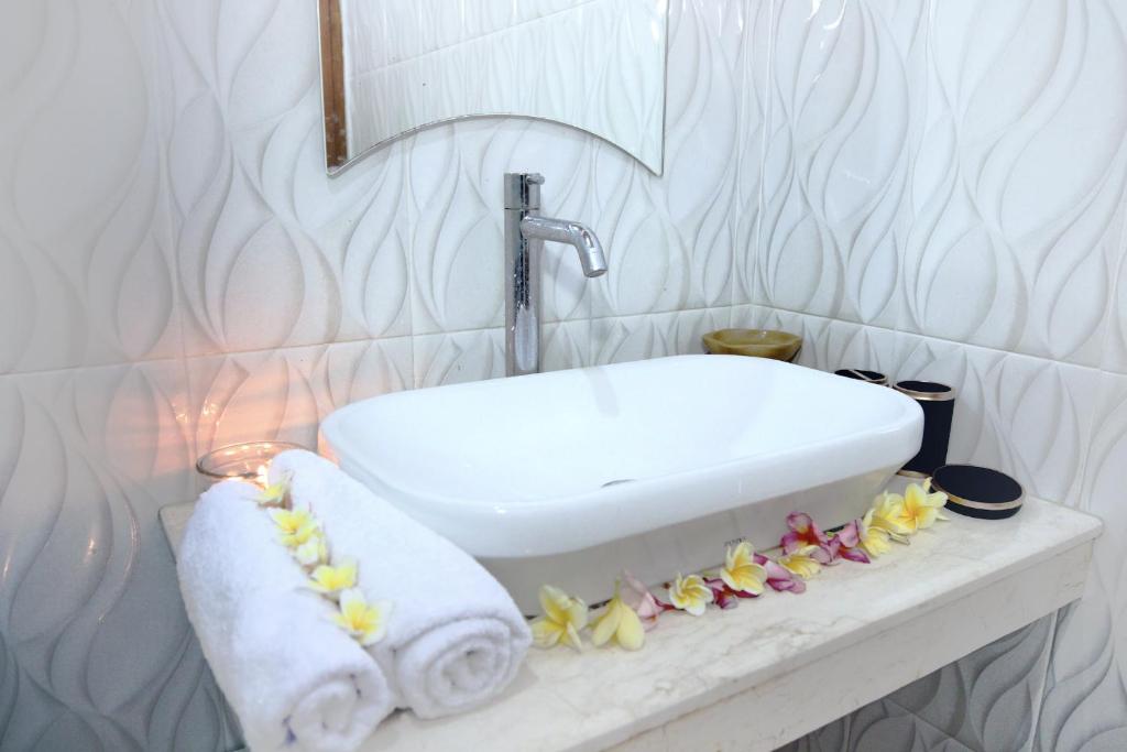 SempidiKandjeng Puri Kailas Canggu的一间带水槽和台面毛巾的浴室