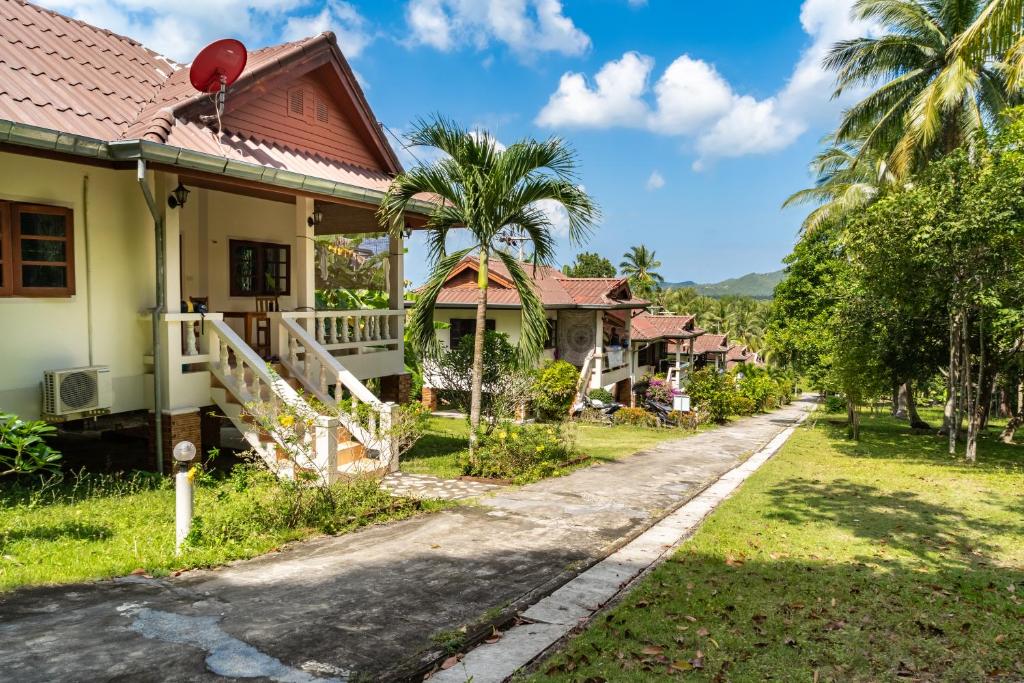 通萨拉Tropical Home Koh Phangan的路边的房子