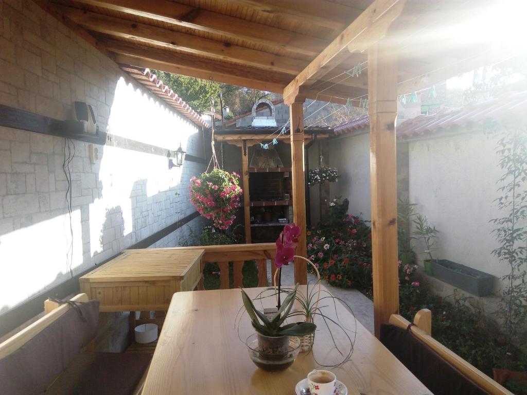 卡赞勒克Rose valley guest house的天井上带花的木桌
