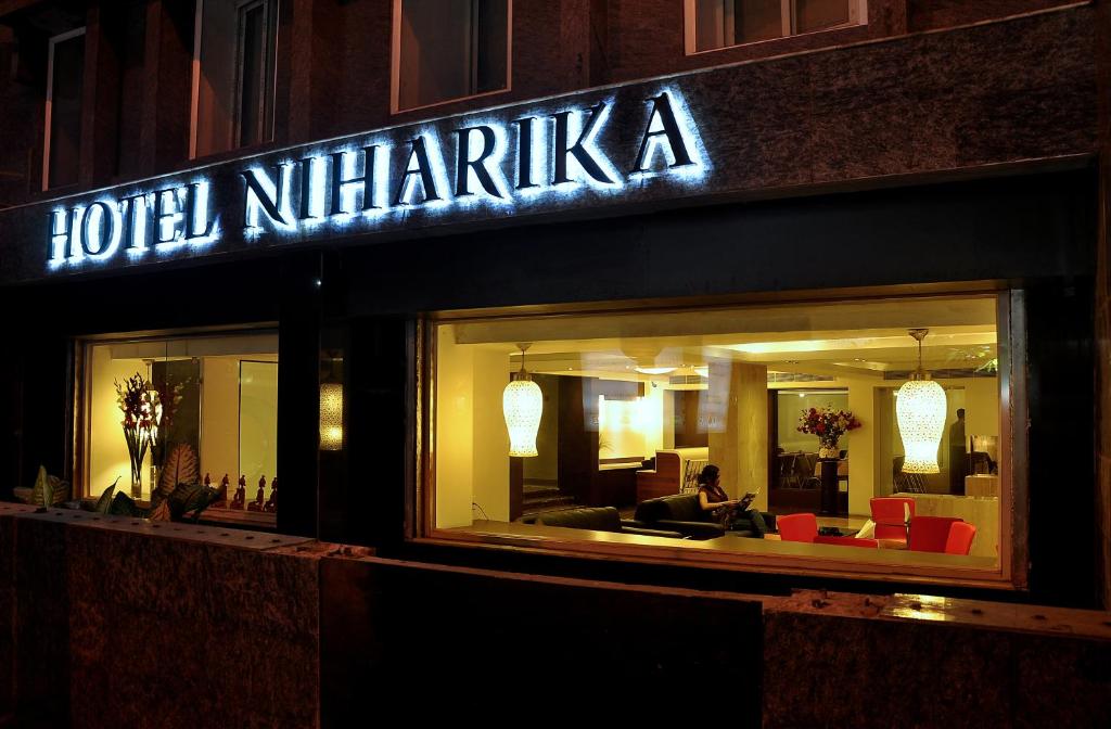 加尔各答尼哈里卡酒店的建筑一侧的mirka酒店标志