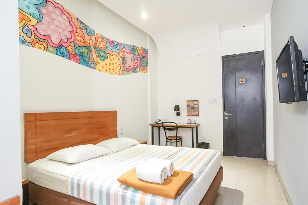 美娜多伊斯塔纳库2号旅馆的一间卧室配有一张带木制床头板的床