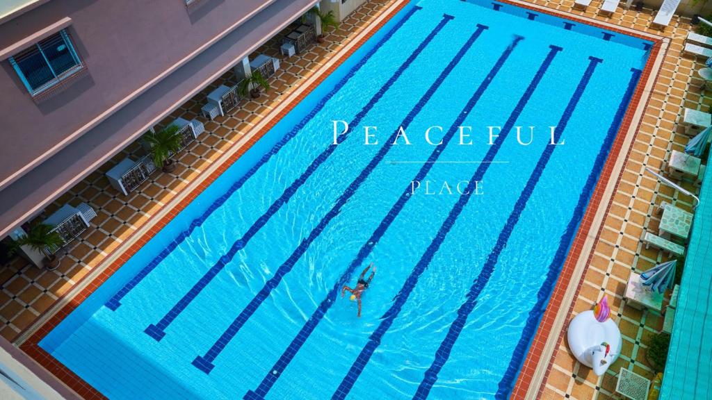 曼谷斯瓦莱酒店的游泳池的顶部景色,里面的人