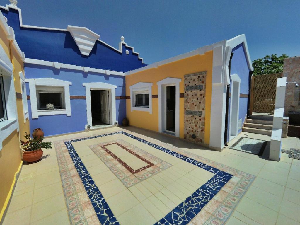 KattavíaCasa DimiGre house in Kattavia - Prasonisi Rhodes的蓝色和黄色的房屋,设有瓷砖庭院