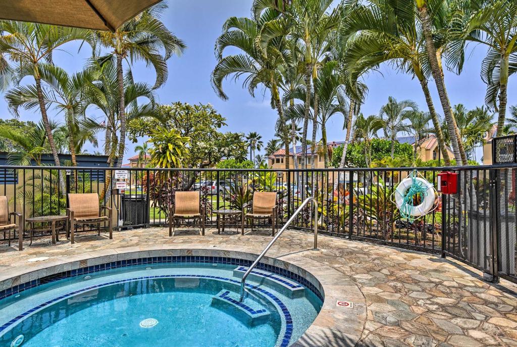 科纳Kailua-Kona Condo with Resort Access and Ocean View!的一个带围栏和棕榈树的游泳池