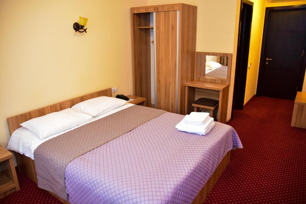 克利默内什蒂Pensiunea Bucura的酒店客房,配有带两条毛巾的床