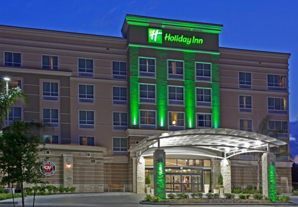 休斯顿休斯顿西能源走廊假日酒店的一座有绿色照明的建筑