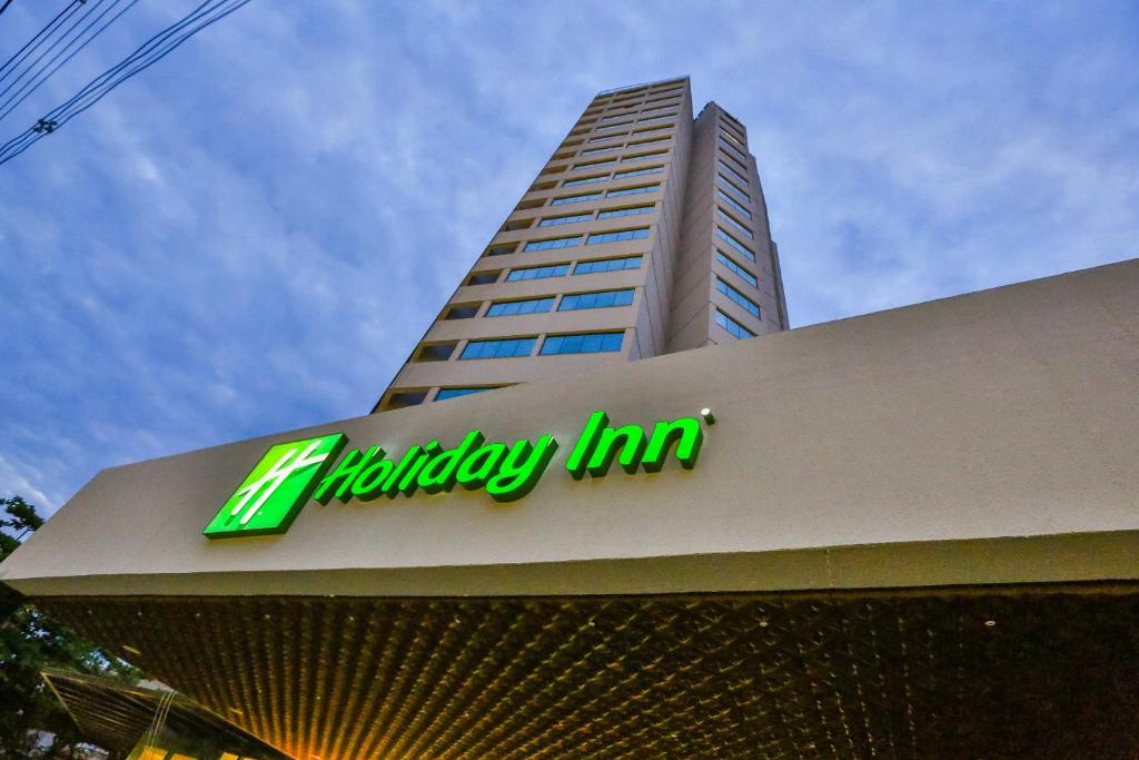 戈亚尼亚Holiday Inn - Goiania, an IHG Hotel的建筑物顶部的公司标志