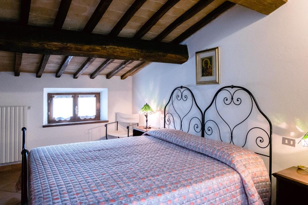 蒙特普齐亚诺Villa Chiccheio Rooms的一间卧室,卧室内配有一张大床