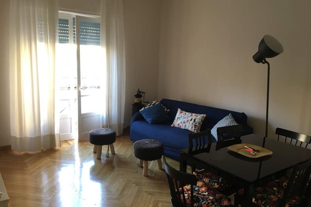 圣雷莫Casa Dede的客厅配有蓝色的沙发和桌子