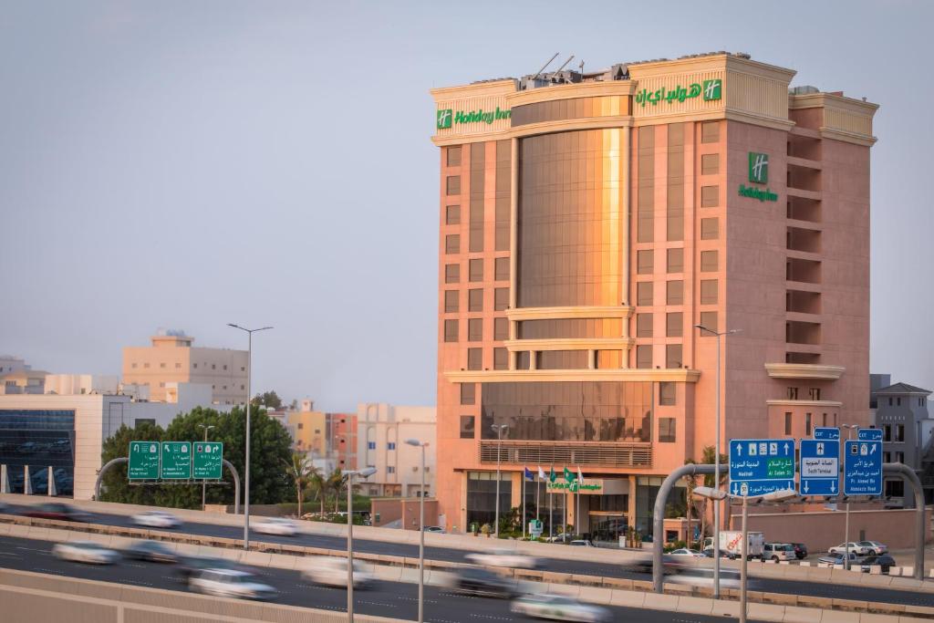 吉达吉达网关假日酒店的前面有一条高速公路的大建筑