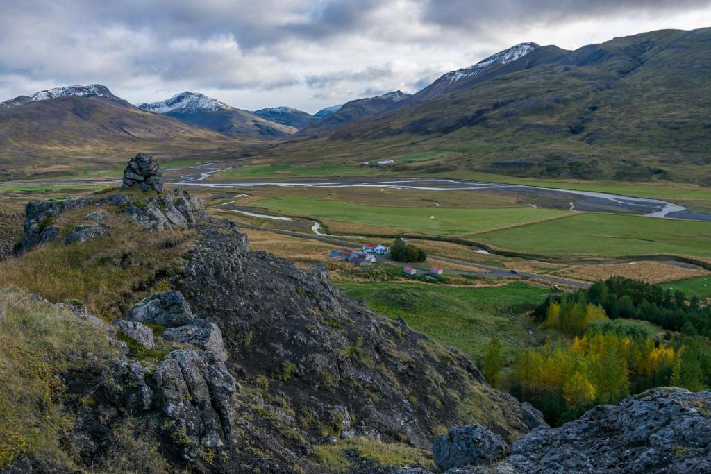 布扎达吕尔Ravencliff Lodge的享有山谷的背景山景。