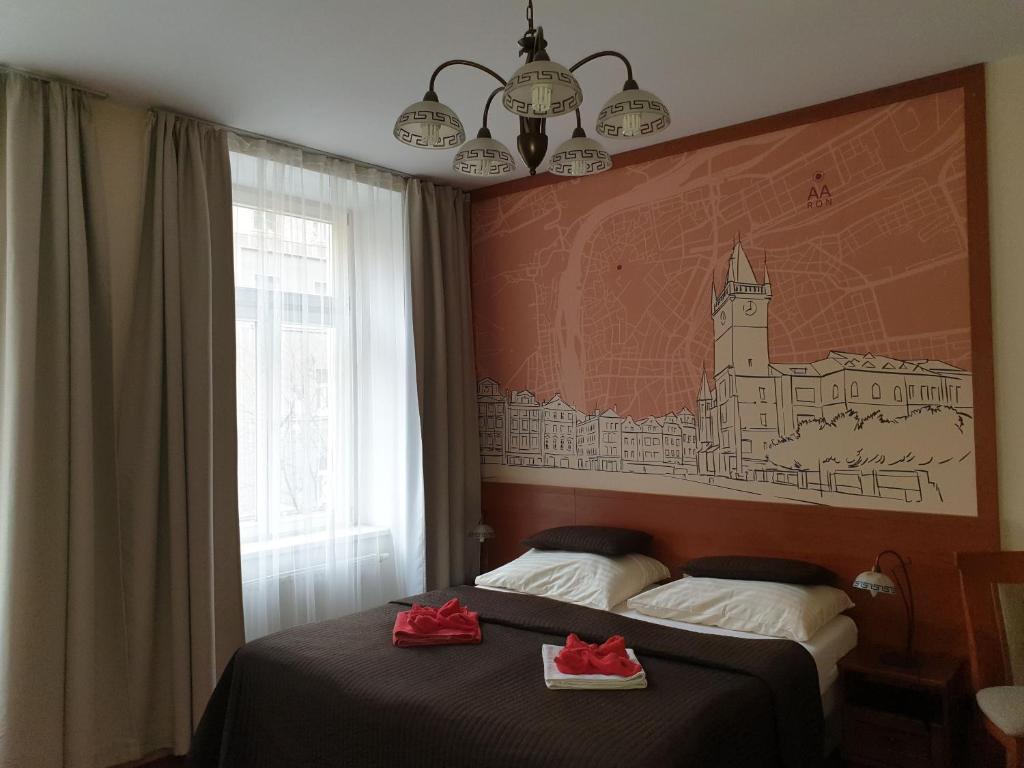 布拉格亚伦酒店的酒店客房的床铺上装有红色毛巾