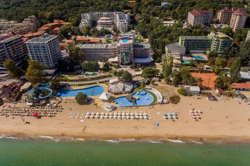 金沙丽利亚酒店的享有海滩空中美景和度假胜地