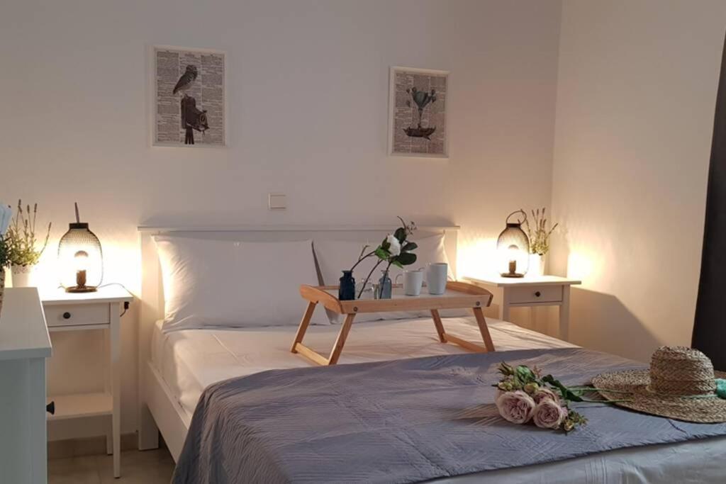 安提帕罗斯岛Camara House, Antiparos的一间卧室配有一张桌子和一张床铺