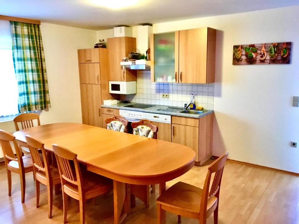 加姆利茨Steirer Haus的厨房配有木桌和桌椅