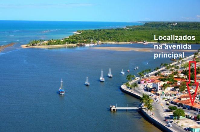 塞古罗港Pousadinha- Melhor Localização的海港的空中景色,水中有船只