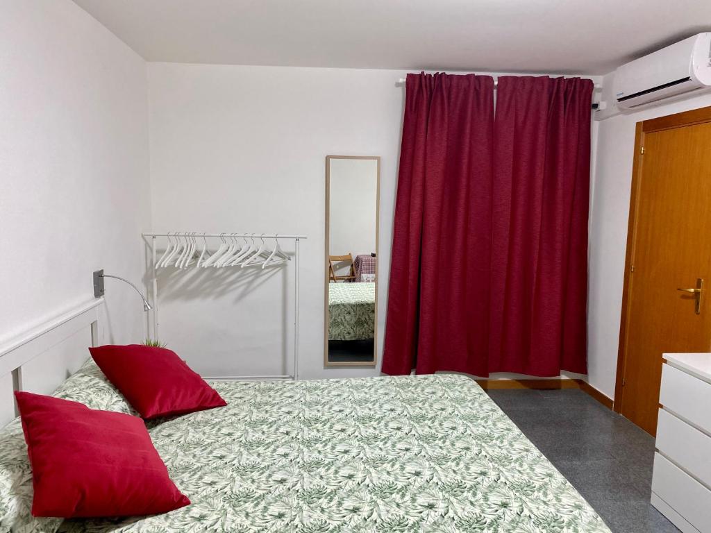 巴里Pisani Apartment的一间卧室配有床和红色窗帘