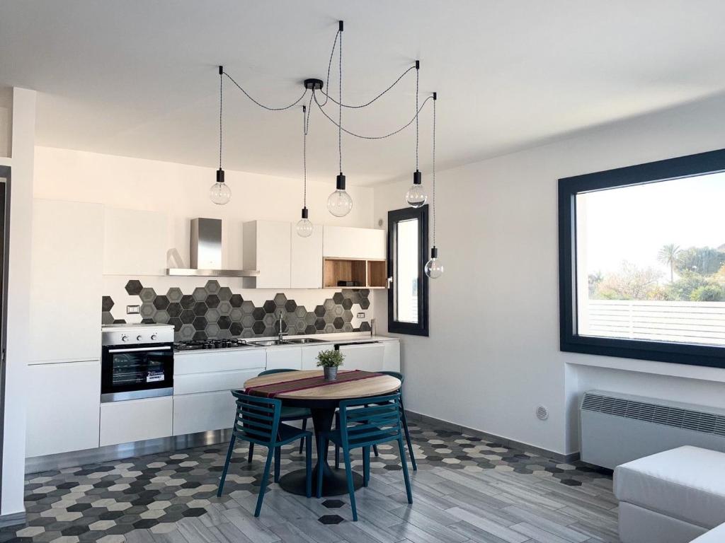 奇尼斯Rosalia Homestay - Levante Apartment的一间厨房,里面配有桌椅