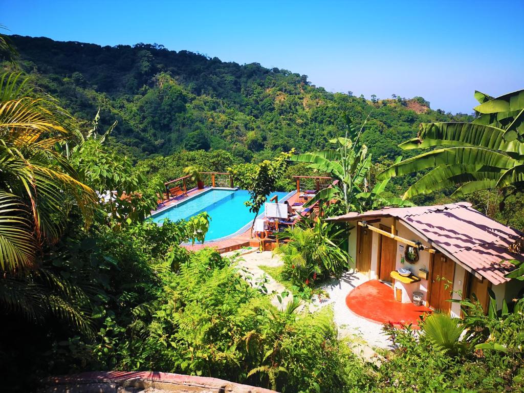 米卡Masaya Casas Viejas的山间带游泳池的度假村