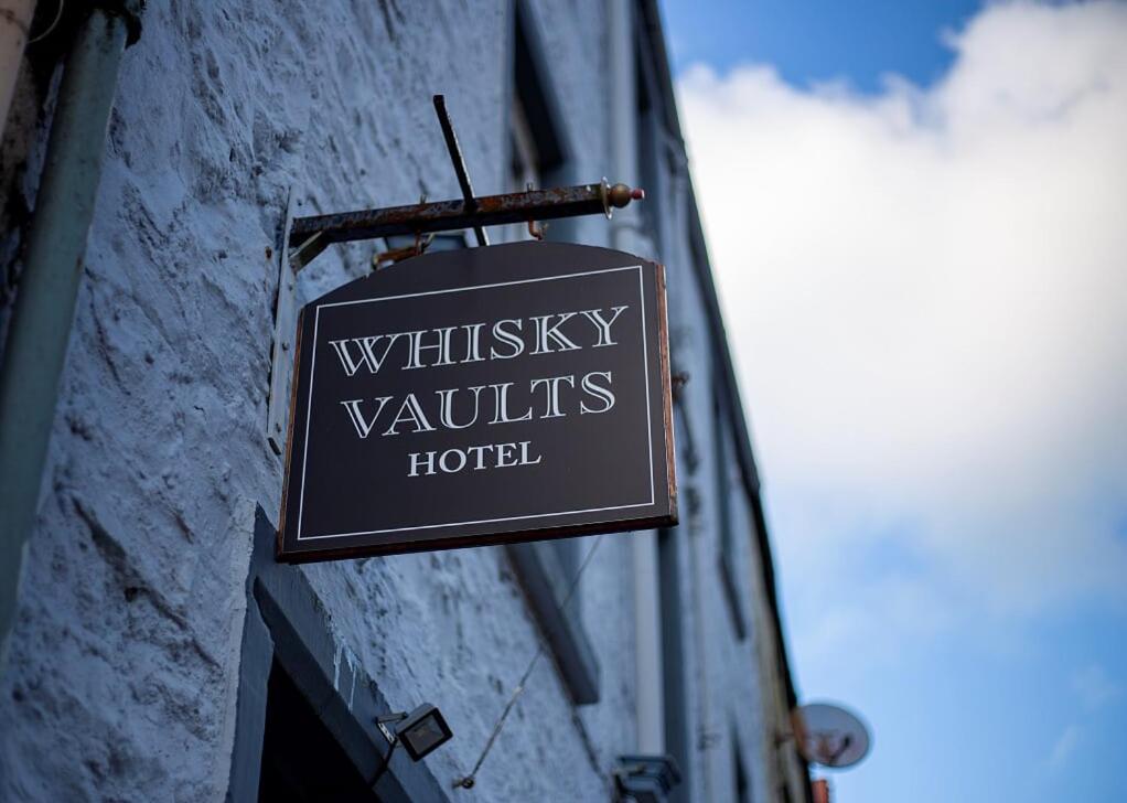 奥本The Whisky Vaults的挂在建筑物一侧的酒店标志