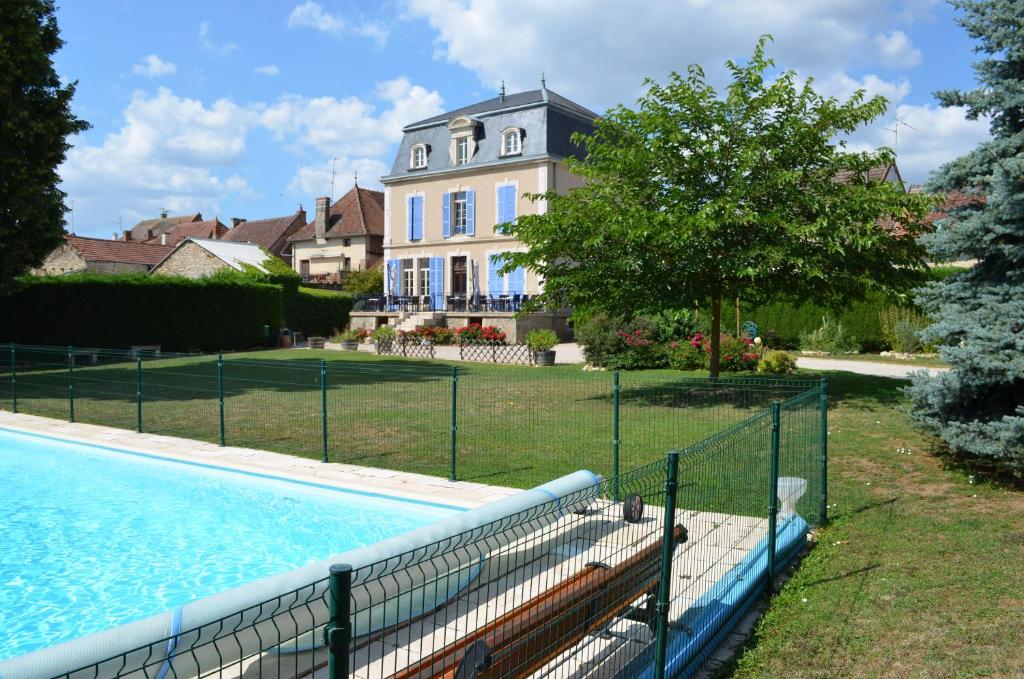 Saint-Boil白马之餐厅酒店的房屋前有游泳池的房子