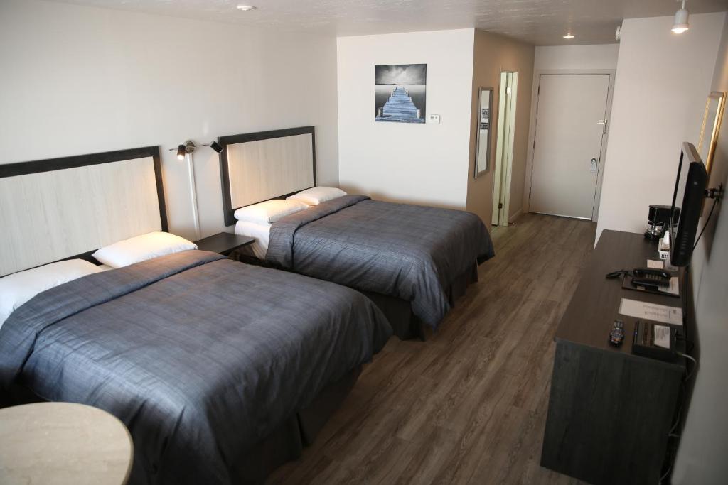 罗贝瓦勒卡斯蒂尔汽车旅馆的酒店客房设有两张床和电视。