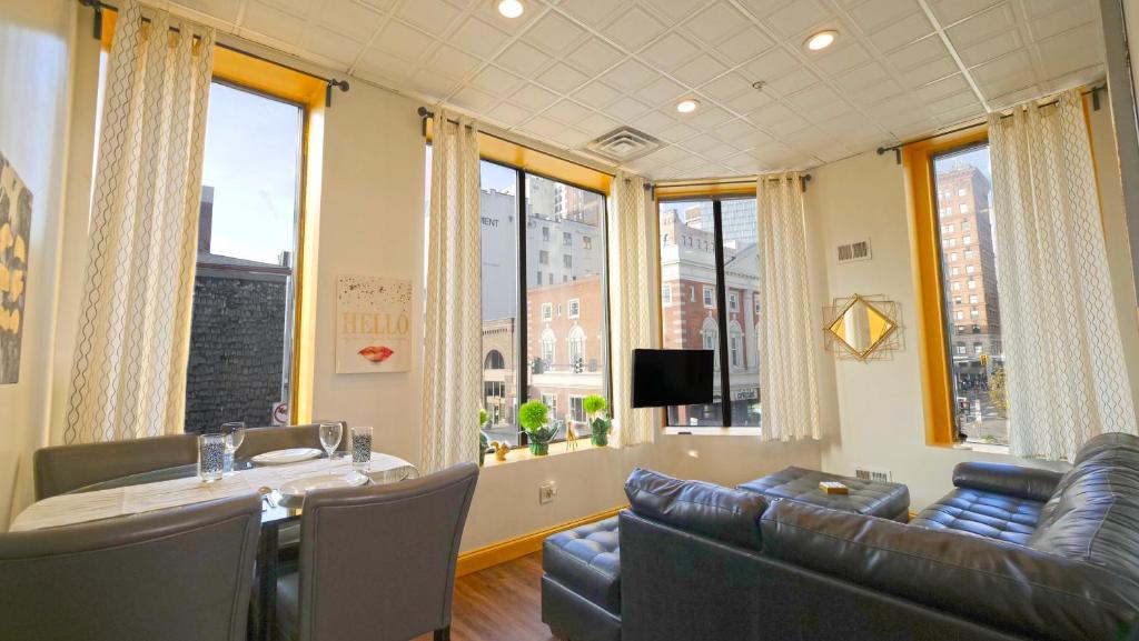 匹兹堡Stay Pittsburgh的客厅配有桌子、沙发和窗户。