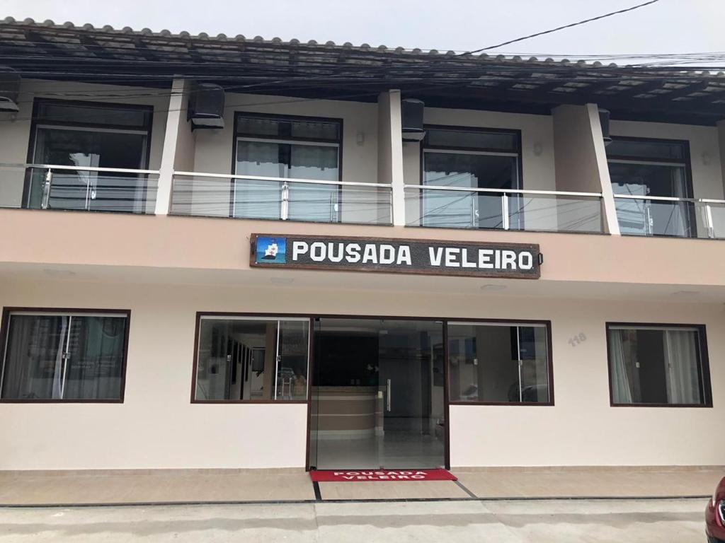 塞古罗港Pousada Veleiro的一座有标牌的建筑,上面有读普斯卡电视台的标志