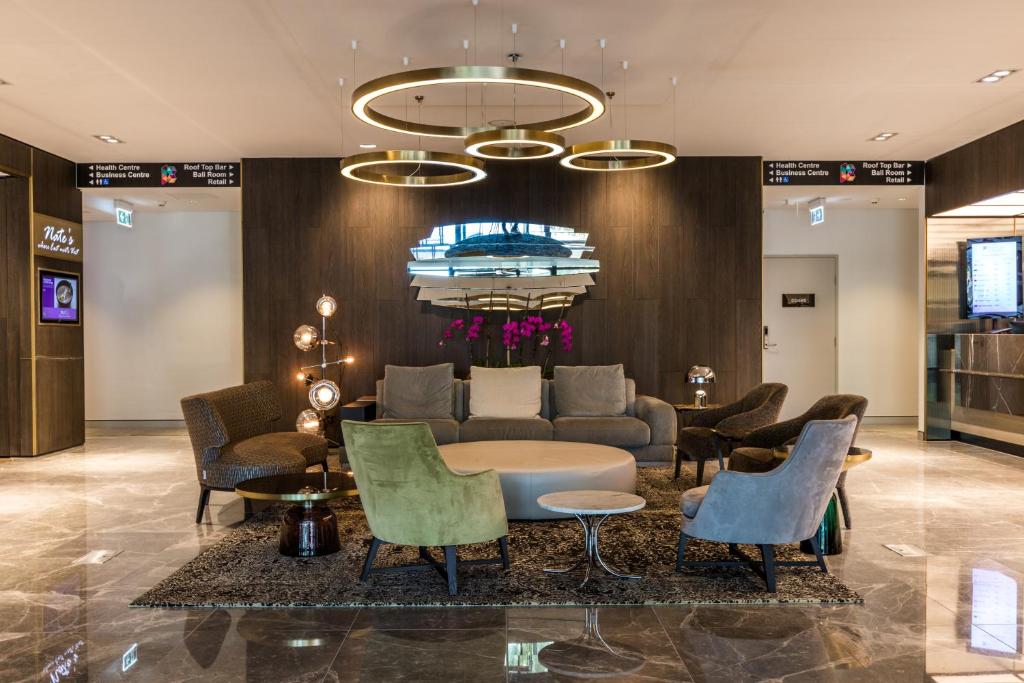 悉尼布兰克桑姆酒店的大堂配有沙发、椅子和桌子