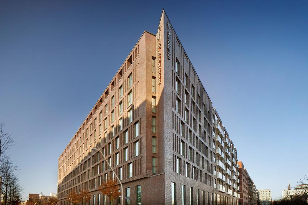 汉堡Holiday Inn - Hamburg - HafenCity, an IHG Hotel的尖顶高高的砖砌建筑