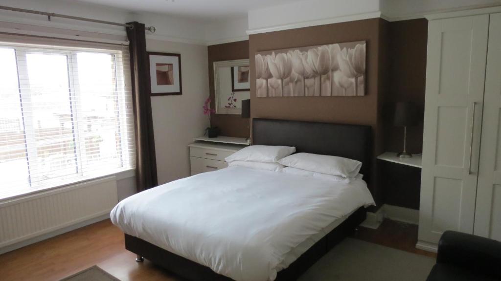 沃德斯登莱恩沃德斯登旅馆的卧室设有一张白色大床和一扇窗户。