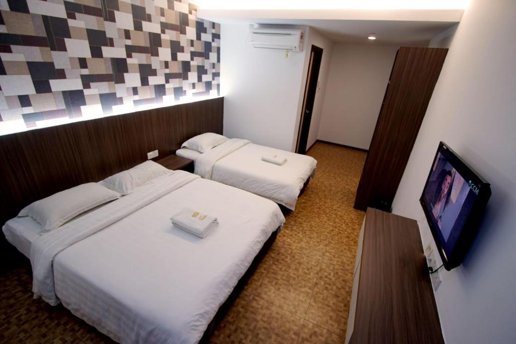 米里Pavilion Inn的酒店客房设有两张床和一台平面电视。