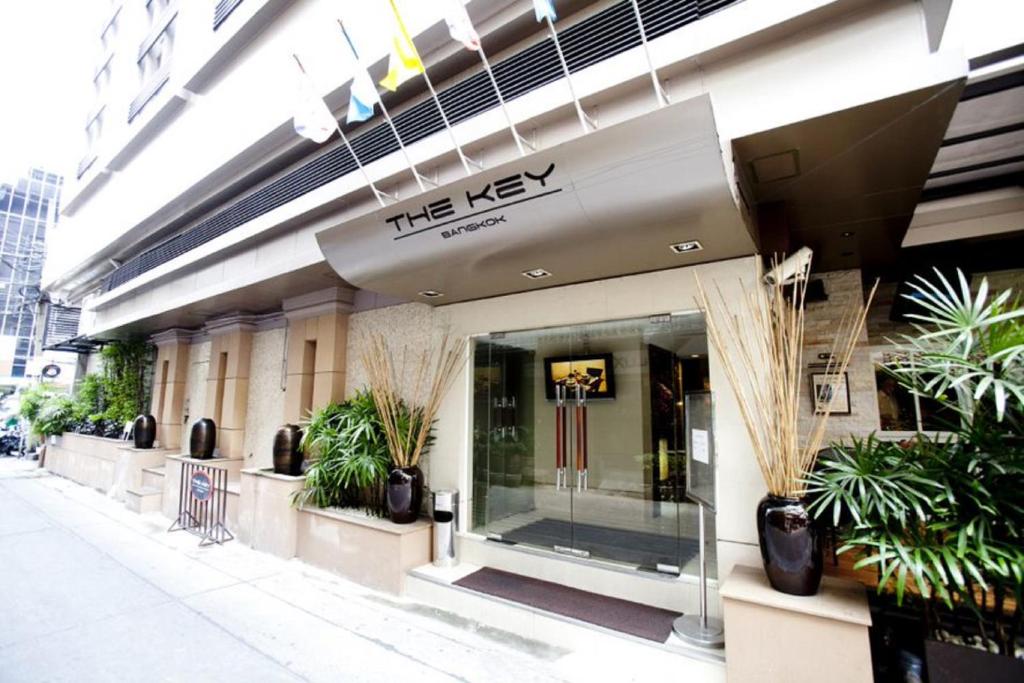 曼谷The Key Bangkok Hotel的前方有钥匙标志的建筑