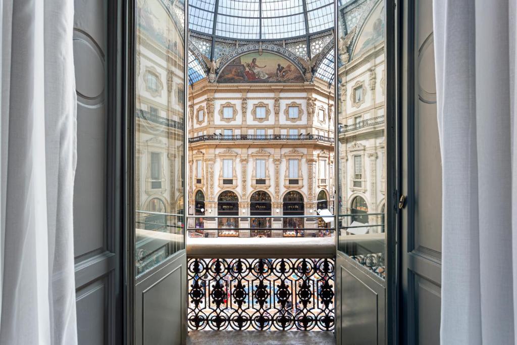 米兰Galleria Vik Milano - Townhouse Galleria的享有建筑景致的玻璃门