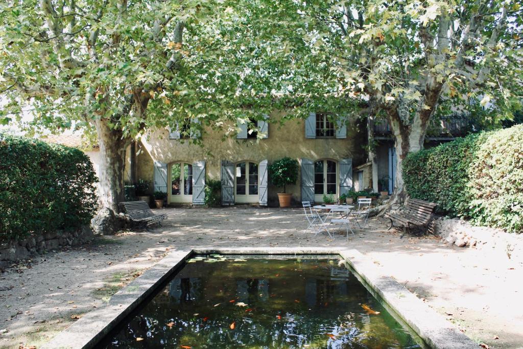 普罗旺斯艾克斯LA GRACETTE Les Studios的房屋前的水池