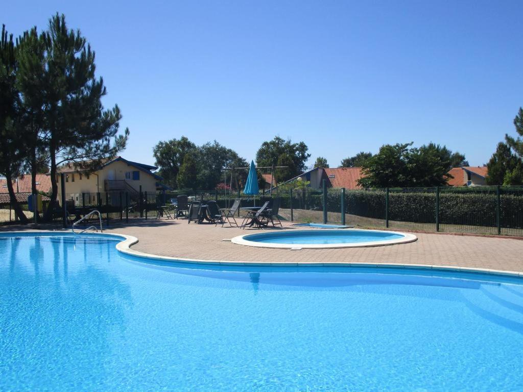 波讷地区圣朱利安OCELANDES 86的游乐场旁的大型蓝色游泳池