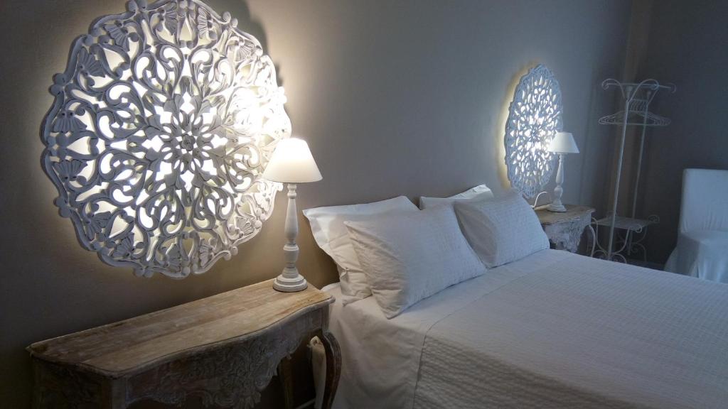 阿尔贝罗贝洛席尔瓦酒店的一间卧室配有一张床和一个吊灯