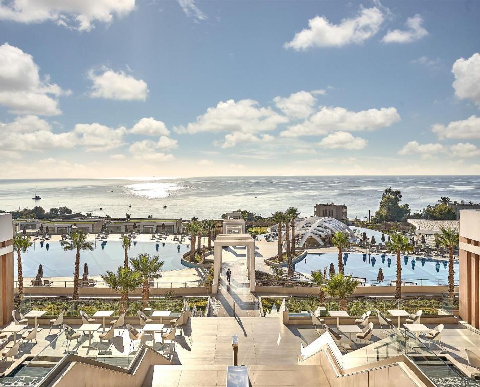 吉奥塔略Mayia Exclusive Resort & Spa - Adults Only的享有带游泳池的度假村的空中景致