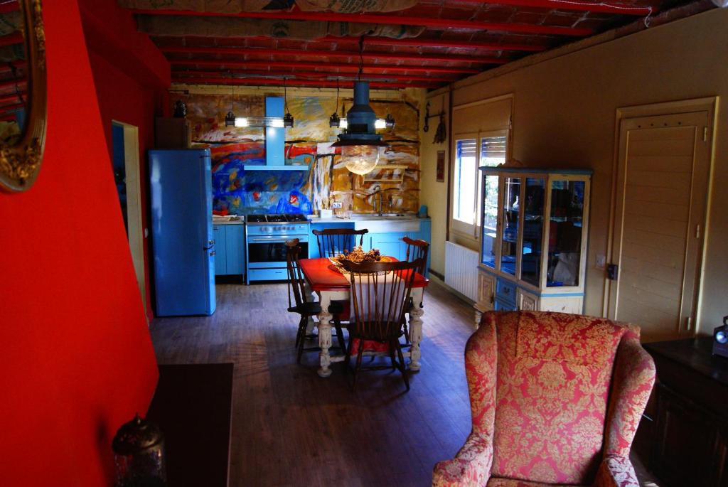 班约莱斯Apartamento con encanto Can Brugada的厨房配有桌椅和冰箱。