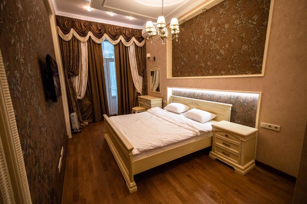 基辅Kyiv 2Rooms Classic Apartment的卧室配有白色的床和镜子